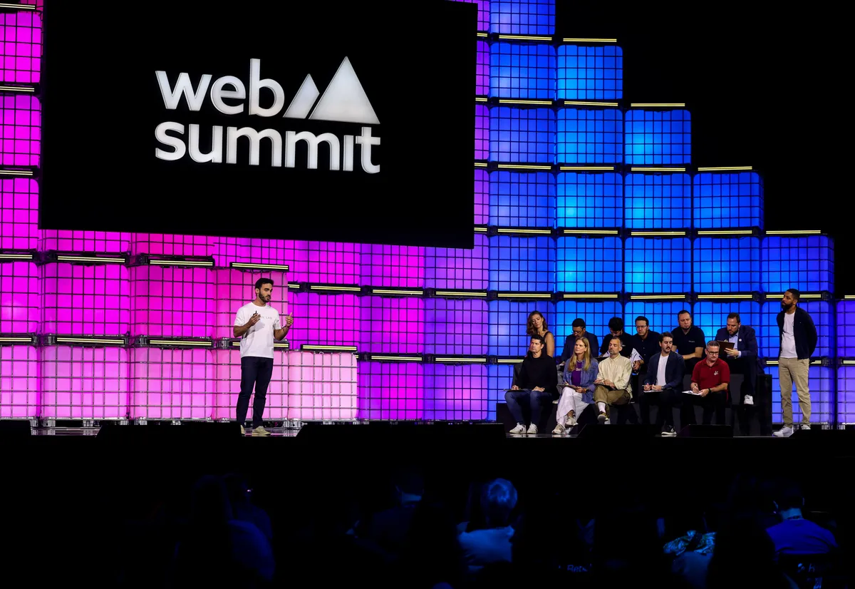 Pitch da Dalton Lab no palco do Web Summit Rio 2026, com o júri ao lado